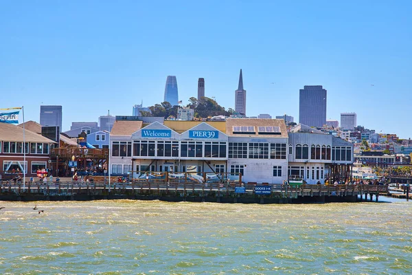 Uzak Coit Kulesi San Francisco Gökdelenleri Olan Binaların Iskele Resmi — Stok fotoğraf