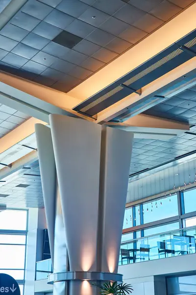 Bild Vacker Blå Och Gul Belysning Pelare Arkitektur Inne Flygplatsen — Stockfoto
