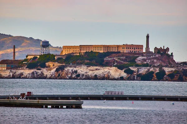 Sucul Koyu Kırıcının Görüntüsü Alcatraz Adası Nın Gün Batımına Yakın — Stok fotoğraf