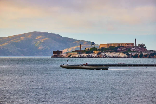 Afbeelding Van Berg Achter Alcatraz Island Bij Zonsondergang Met Aquatic — Stockfoto