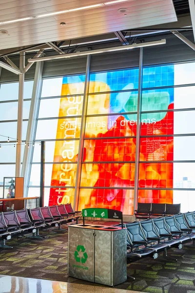 Bild Metallåtervinningsbehållare Med Tomma Flygplatsterminaler Och Levande Fönsterkonst — Stockfoto