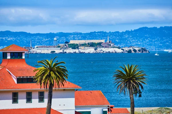 Afbeelding Van Oranje Tegeldak Met Palmbomen Van Dichtbij Alcatraz Eiland — Stockfoto