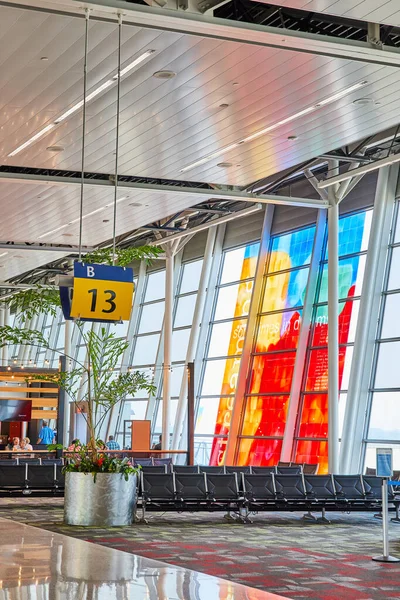 Bild Generic Terminal Flygplatsen Med Färgglada Fönster Konst Inredning — Stockfoto