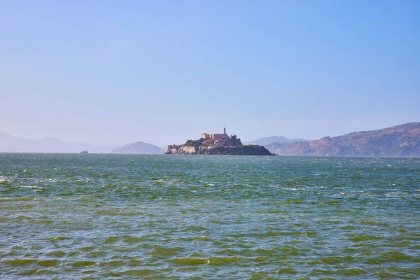 Uzak Alcatraz Adası Nın Görüntüsü San Francisco Körfezi Nde Dalgalı — Stok fotoğraf