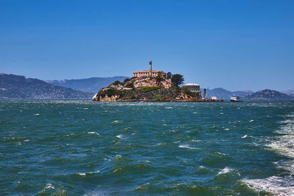 Alcatraz Adası Etrafındaki Uzak Tur Teknesi Dağlarıyla Dalgalı Suların Görüntüsü — Stok fotoğraf
