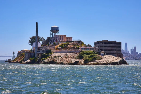 Εικόνα Από Choppy Νερά Θέα Νησί Alcatraz Και Μακρινή Γέφυρα — Φωτογραφία Αρχείου