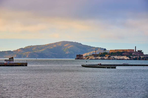 Koyu Nun Alcatraz Adası Nın Batı Dağ Manzaralı Görüntüsü — Stok fotoğraf
