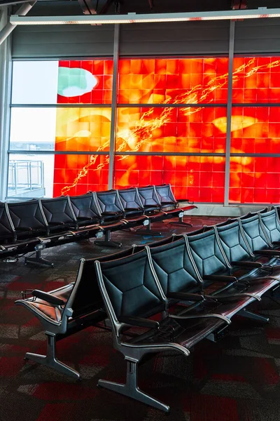 Bild Tom Flygplats Terminal Läder Sittplatser Med Abstrakt Brandfönster Konst — Stockfoto