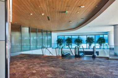 Genel havaalanındaki muhteşem kahverengi halı görüntüsü merdivenlerin başına ve renkli yürüyen merdivenlere götürüyor.