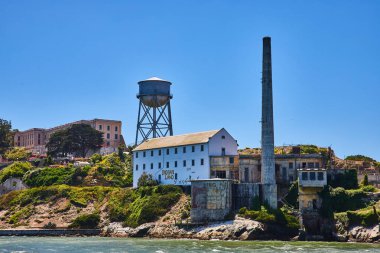 Alcatraz Adası 'ndaki beyaz binadaki su kulesi manzaralı kızılderili toprağı.