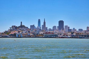 Uzak Coit Kulesi ve şehir merkezli San Francisco kıyı şeridi görüntüsü