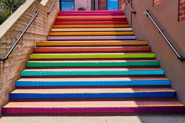 Ghirardelli 'deki renkli merdivenlerde parlak güneş ışığı görüntüsü