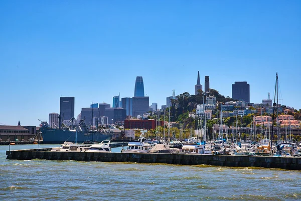San Francisco Şehir Merkezindeki Gökdelenlerin Körfezden Rıhtıma Yanaşmış Teknelerin Görüntüsü — Stok fotoğraf