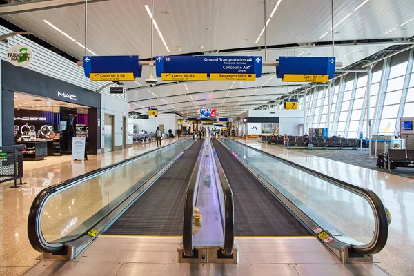 Bild Flygplats Terminal Med Två Rörliga Trottoarer Och Avlägsna Personer — Stockfoto