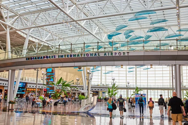 Bild Indianapolis Internationella Flygplats Med Människor Som Går Bron Lobbyn — Stockfoto