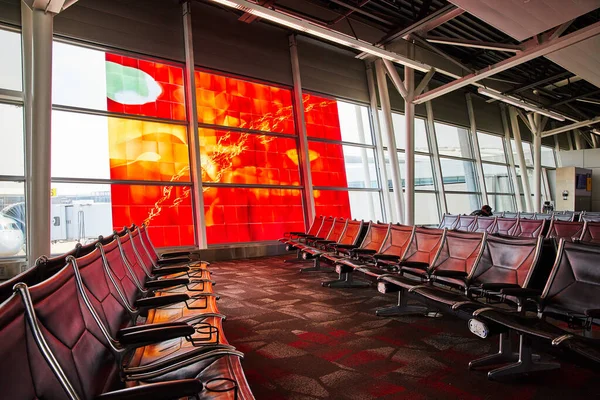 Bild Rader Nästan Tom Flygplats Terminal Läder Sittplatser Med Abstrakt — Stockfoto