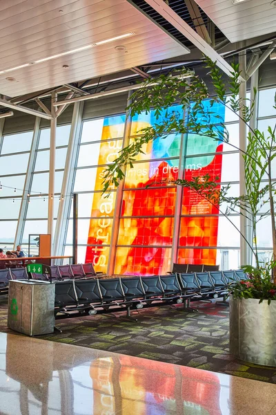 Bild Tom Flygplats Terminal Med Levande Och Färgglada Abstrakt Väggkonst — Stockfoto