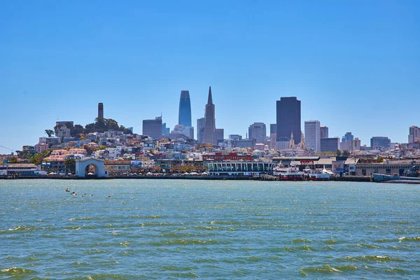 Uzak Coit Kulesi Şehir Merkezli San Francisco Kıyı Şeridi Görüntüsü — Stok fotoğraf