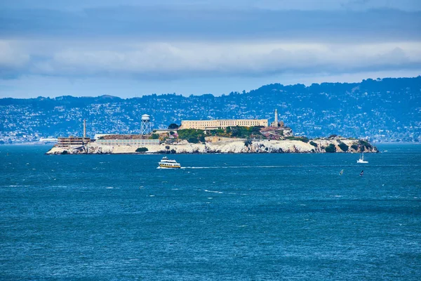 Obraz Łodzi Wodzie Wokół Zoomed Widokiem Pełną Wyspę Alcatraz — Zdjęcie stockowe