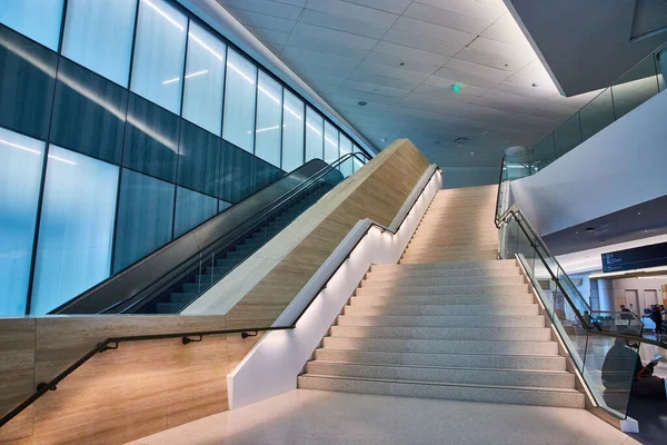 Imagem Escada Ascendente Bem Iluminada Aeroporto Lento Com Escadas Rolantes — Fotografia de Stock