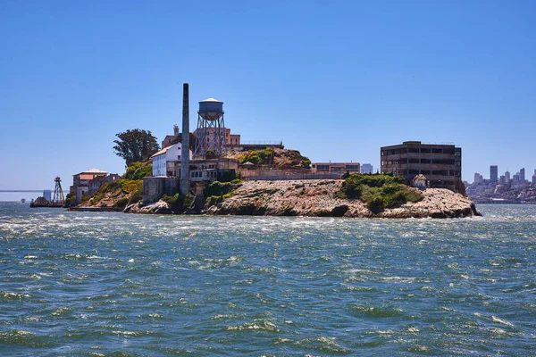 Açık Mavi Gökyüzü Ile Aydınlık Yaz Gününde Alcatraz Adası Nın — Stok fotoğraf