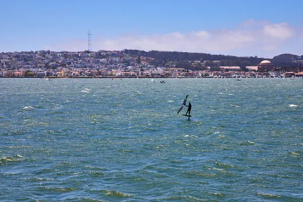 San Francisco Nun Dalgalı Körfez Sularında Yelken Açan Bir Adamın — Stok fotoğraf