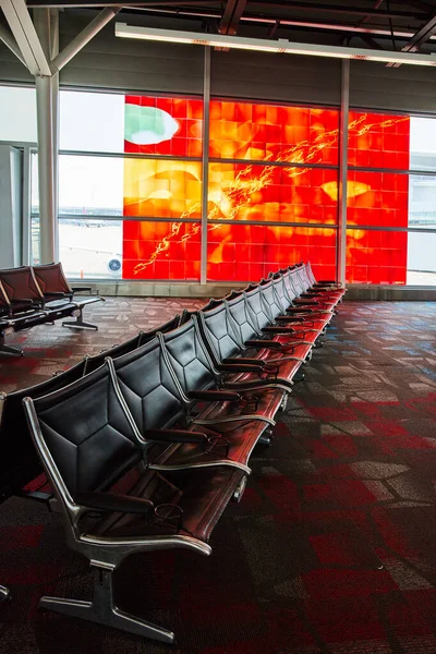 Bild Tom Flygplatsterminal Med Lädersittplatser Och Abstrakt Brandfönsterkonst — Stockfoto