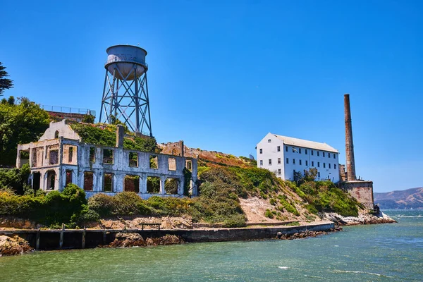 Alcatraz Adası Nda Terk Edilmiş Çürüyen Kulesi Olan Binanın Yakın — Stok fotoğraf