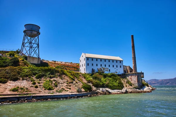 Alcatraz Adası Nın Doğu Yakasının Görüntüsü Kulesi Kızılderili Arazili Beyaz — Stok fotoğraf