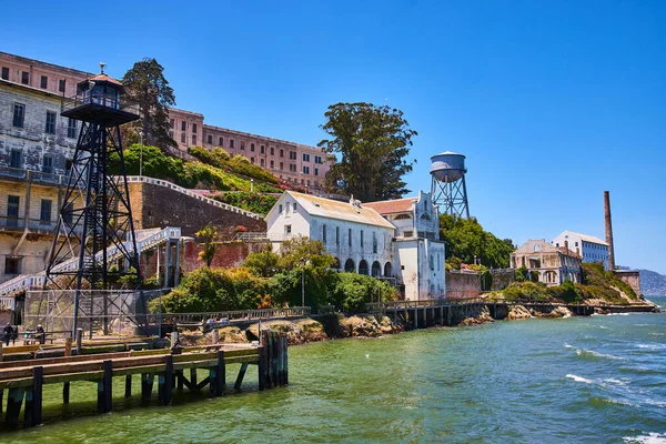 Obraz Bliska Widok Wybrzeże Wyspy Alcatraz Pokryte Budynkami Więzieniem — Zdjęcie stockowe