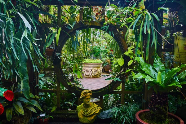 卫星门覆盖着绿色植物和遥远的大种植园的格栅图像 — 图库照片