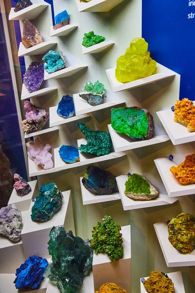 Renkli Minerallerin Kayaların Beyaz Duvarlı Raflı Kristallerle Geniş Çeşitliliğinin Resmi — Stok fotoğraf