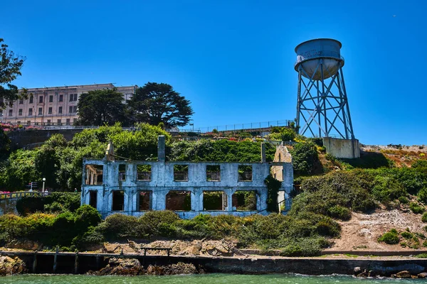 Afbeelding Van Close Uitzicht Alcatraz Eiland Met Verlaten Gebouw Watertoren — Stockfoto