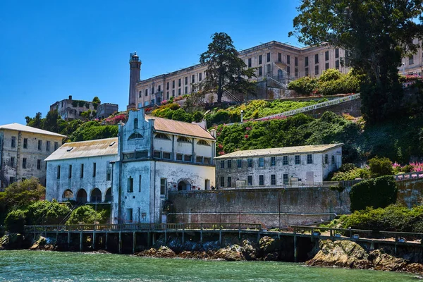 Sunny 'nin görüntüsü Alcatraz Adası' nın hapishane ve kır çiçekleri yolu ile yakın görüntüsü