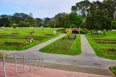 Paylaşılan bahçelere ve eşsiz altın sanat yapısına uzanan adımların görüntüsü