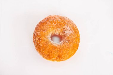 Beyaz arka planda Granulated şekerli donut resmi