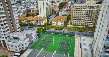 San Francisco 'da havadan yükseltilmiş apartman tenis kortlarının görüntüsü