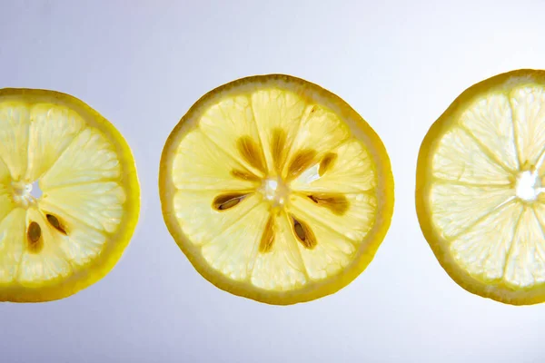 Зображення Трьох Шматочків Лимона Крупним Планом Насінням Білому Тлі — стокове фото