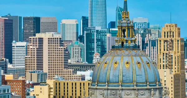 Belediye Binasının Yaldızlı Kubbe Resmi San Francisco Gökdelenlerinin Yakınlaştırılmış Görüntüsü — Stok fotoğraf