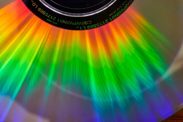 上部の黒い部分円から流れ出るオーロラの光のような虹のバーストのイメージ — ストック写真