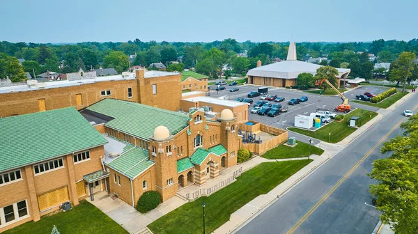 Aerial Jude天主教学校和正在修建学校窗户的教堂的图像 — 图库照片