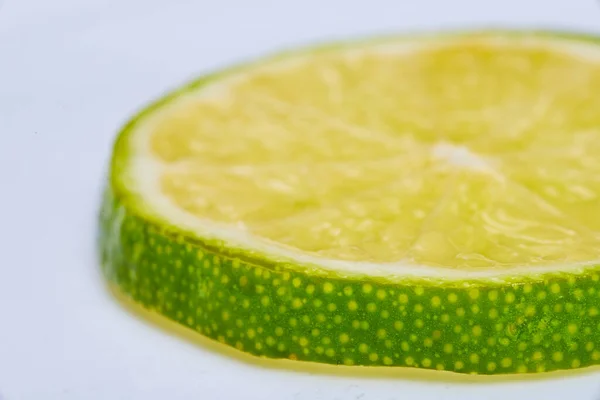 Image Macro Side View Green Lime Slice White Background — Stock Photo, Image