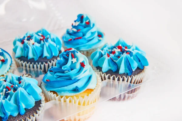 Imagem Cupcakes Patrióticos Julho Com Topos Brancos Azuis Vermelhos Recipiente — Fotografia de Stock