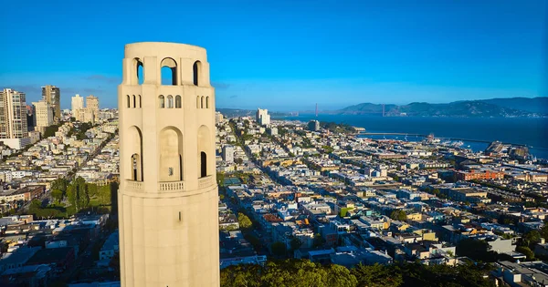 ภาพด านบนของ Coit Tower มมองตอนบ ายทางอากาศของเม องและสะพาน Golden Gate างไกล — ภาพถ่ายสต็อก