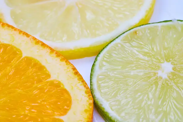 Зображення Крупним Планом Або Шматочок Лайма Апельсином Лимоном Білому Тлі — стокове фото