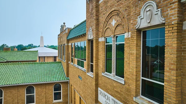 Kuva Aerial Jude Katolisen Koulun Ikkunat Laudoitettu Ylös Rakenteilla — kuvapankkivalokuva