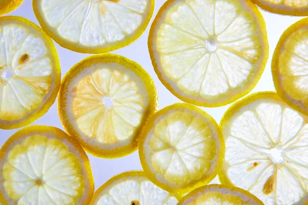 Зображення Крупним Планом Білий Фон Баченням Через Шматочки Лимона Видимі — стокове фото
