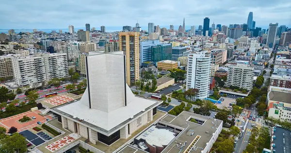 San Francisco Şehir Merkezindeki Gökdelenlerle Saint Mary Katedrali Nin Görüntüsü — Stok fotoğraf