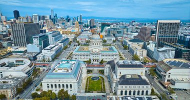 Belediyenin üzerindeki hava görüntüsü ve San Francisco ve körfez manzaralı gaziler anıtı.