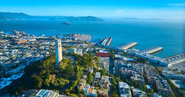 San Francisco Körfezi ve Alcatraz Adası manzaralı Coit Kulesi